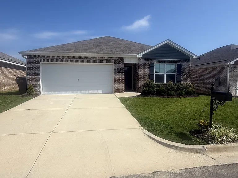1511 Heritage Cir SE — Photo 2