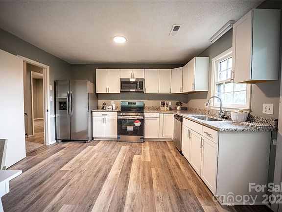 5th image of 127 Danbury Ln