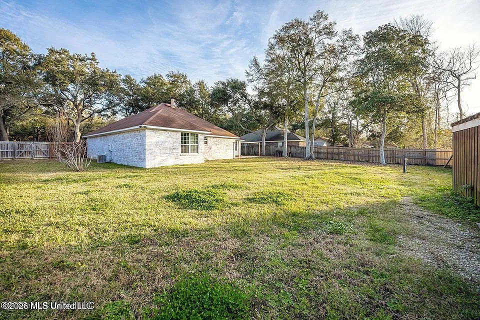 3 bed, 2.0 bath, 1613 sqft, $2,000 — Photo 2