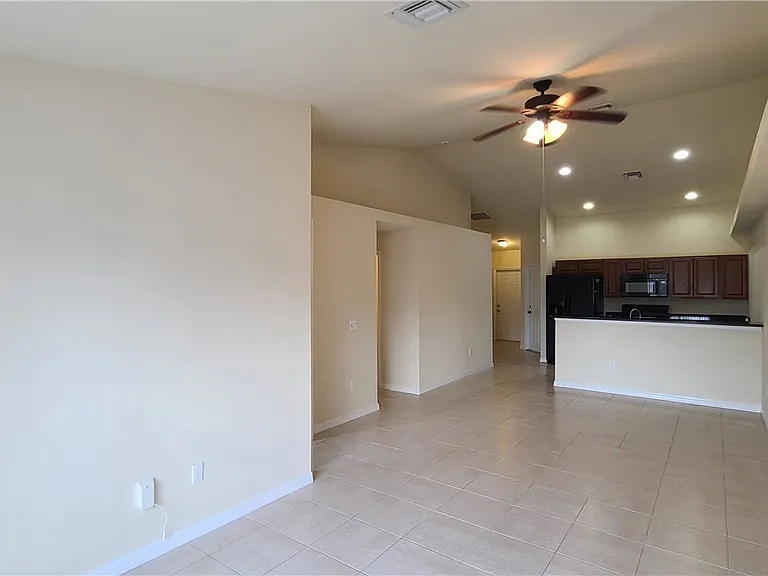 115 SE 12th Ter #115 — Photo 11
