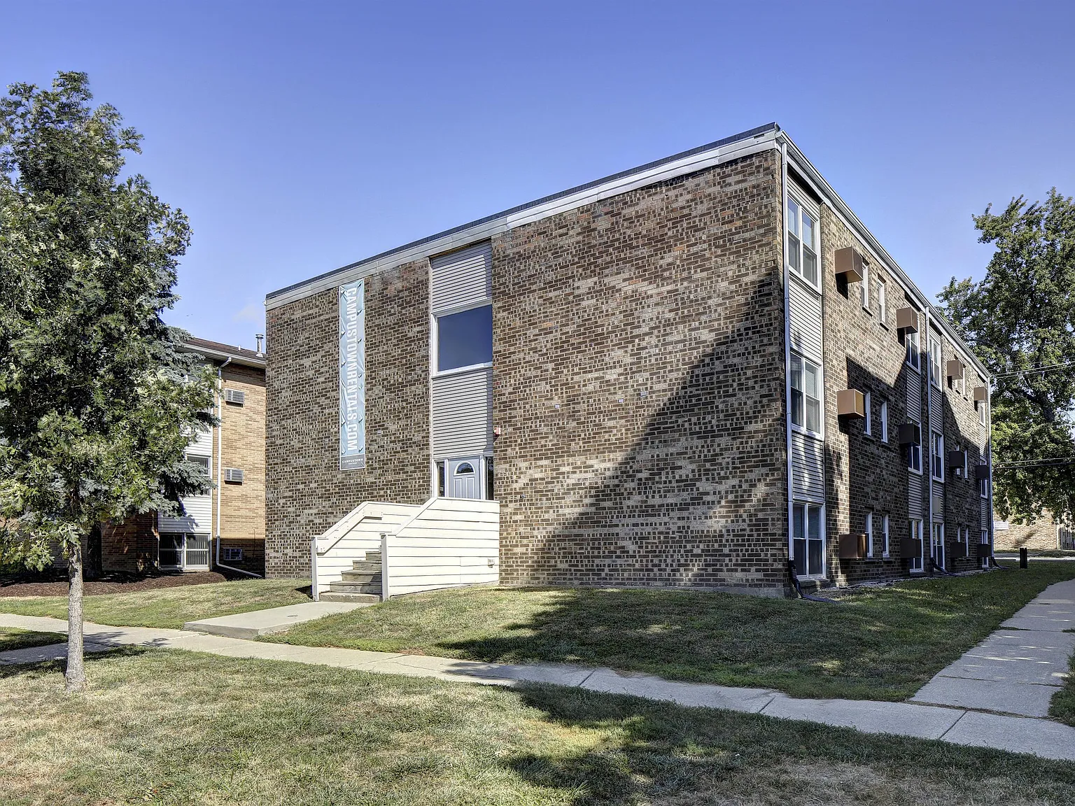 504 E White St — Photo 1