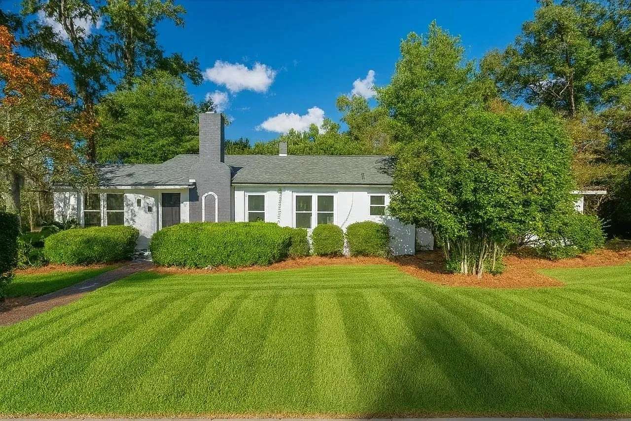 4 bed, 2.0 bath, 2210 sqft, $3,000 — Photo 1