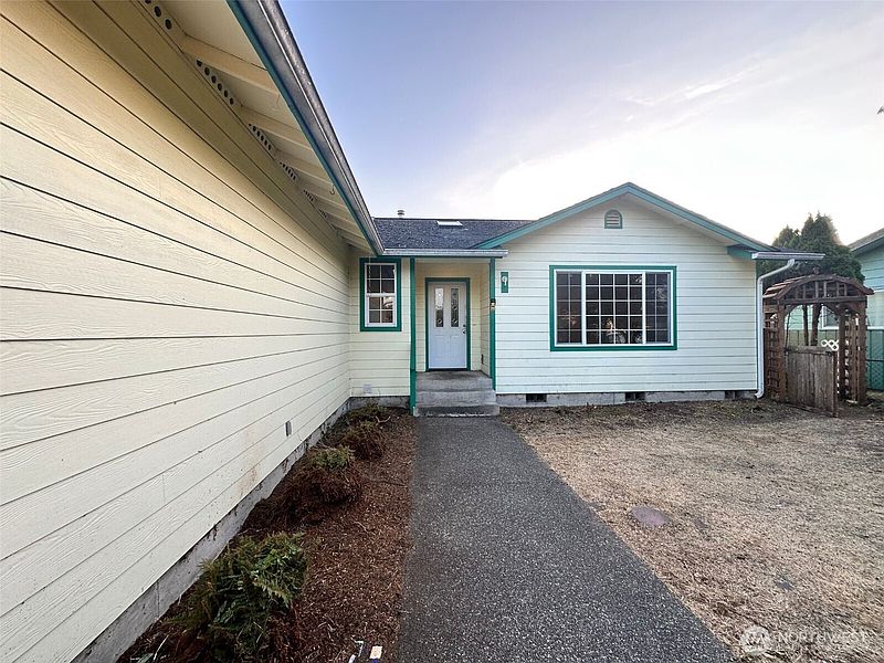 2nd image of 2111 Laurel St