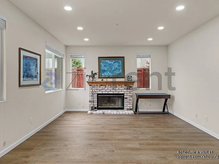 1001 Sandhurst Dr — Photo 5