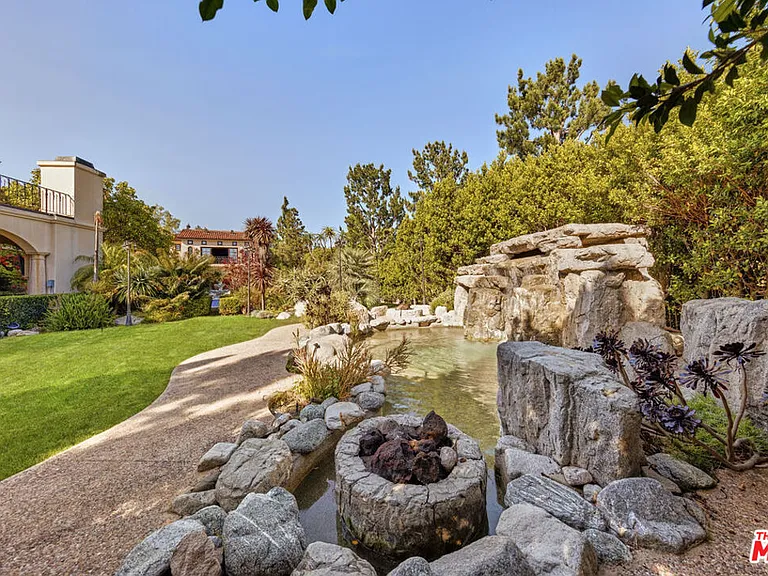 2374 Earls Ct — Photo 8