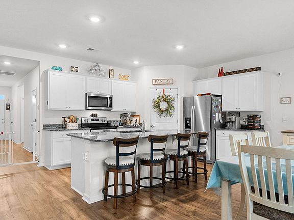4th image of 1404 Greenock Ln.