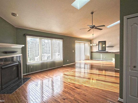4th image of 791 Snowbird Cir E