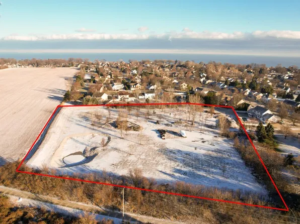 676 Salem Dr, Huron, OH 44839