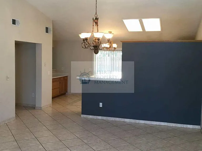 2413 Country Manor Dr — Photo 4