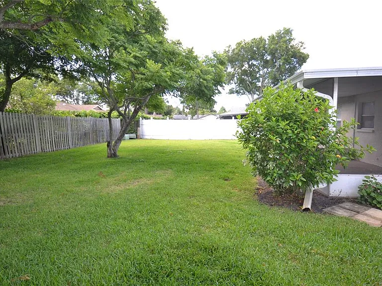 2357 White Oak Cir — Photo 36