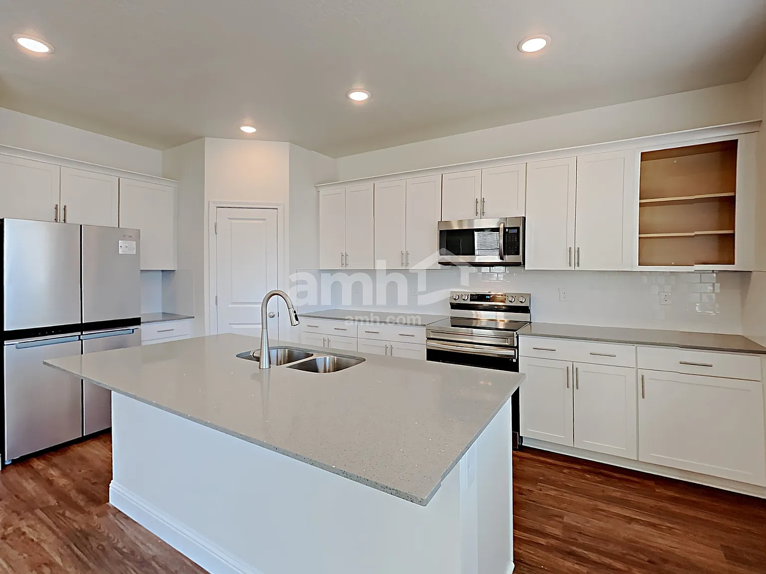 4 bed, 2.5 bath, 2484 sqft, $2,920 — Photo 4