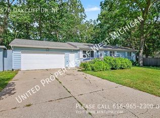 1976 Oak Cliff Dr NE, Grand Rapids, MI 49525