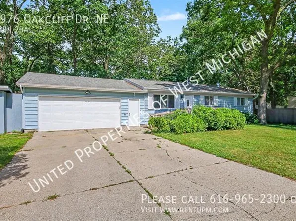 1976 Oak Cliff Dr NE, Grand Rapids, MI 49525