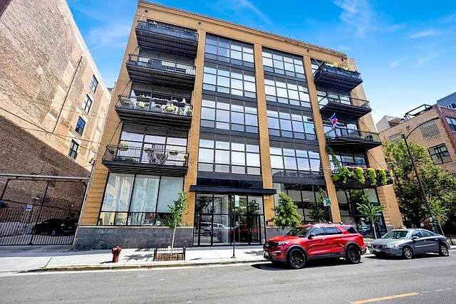 23 N Green St #303