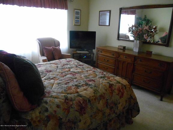 5th image of 826B Balmoral Ct