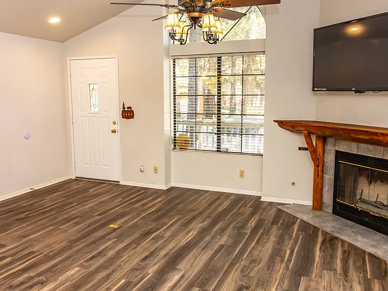 744 E Meadow Ln — Photo 3