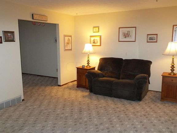 5th image of 296 Matthew Ave