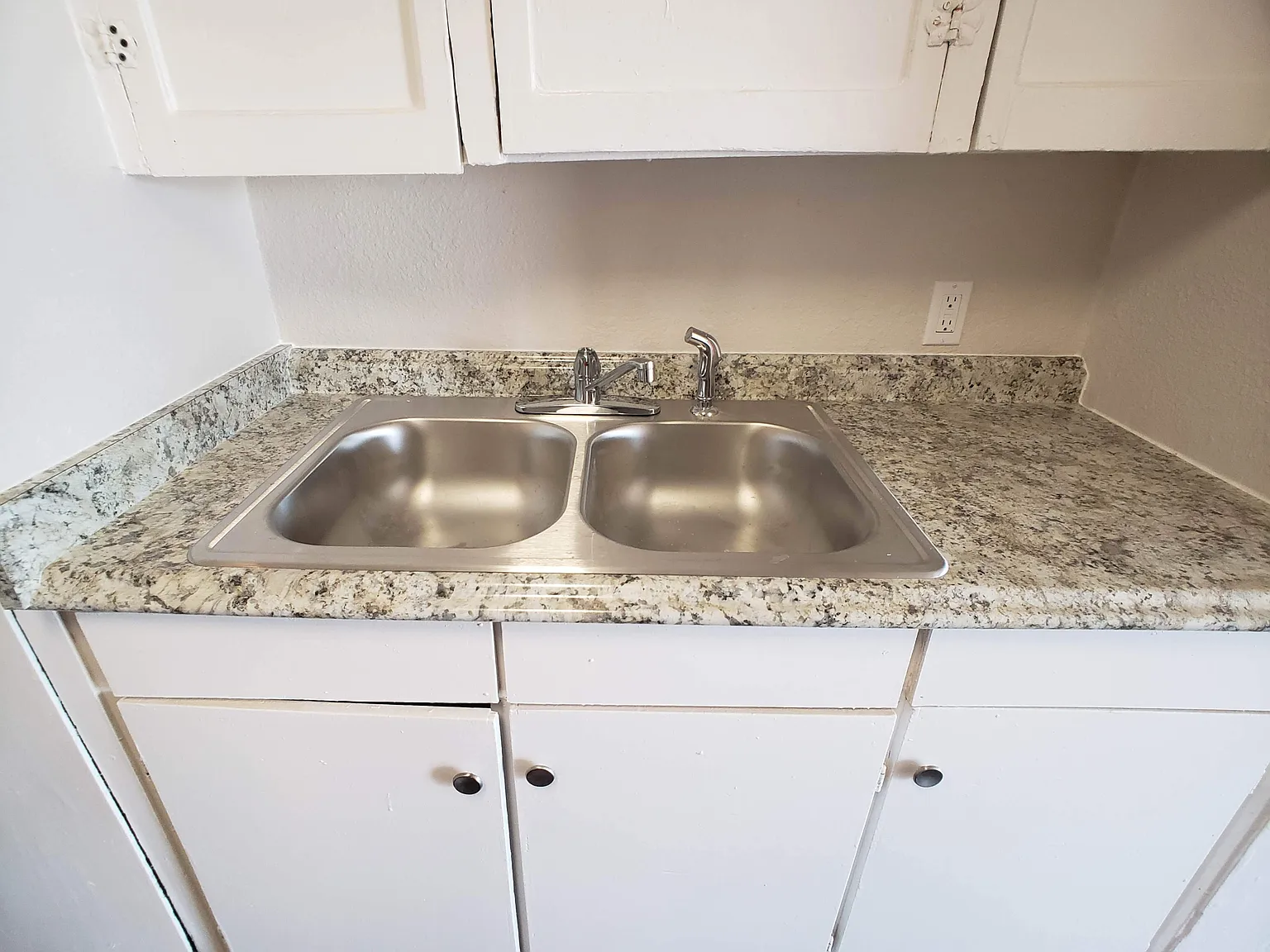 1529 N Walters St — Photo 1
