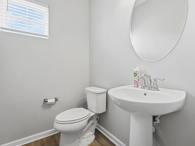 202 Pointe View Dr — Photo 1