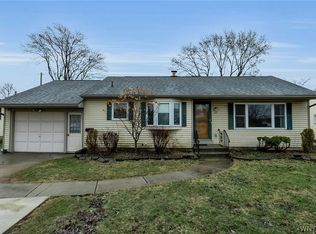 27 Castle Ct, Amherst, NY 14226