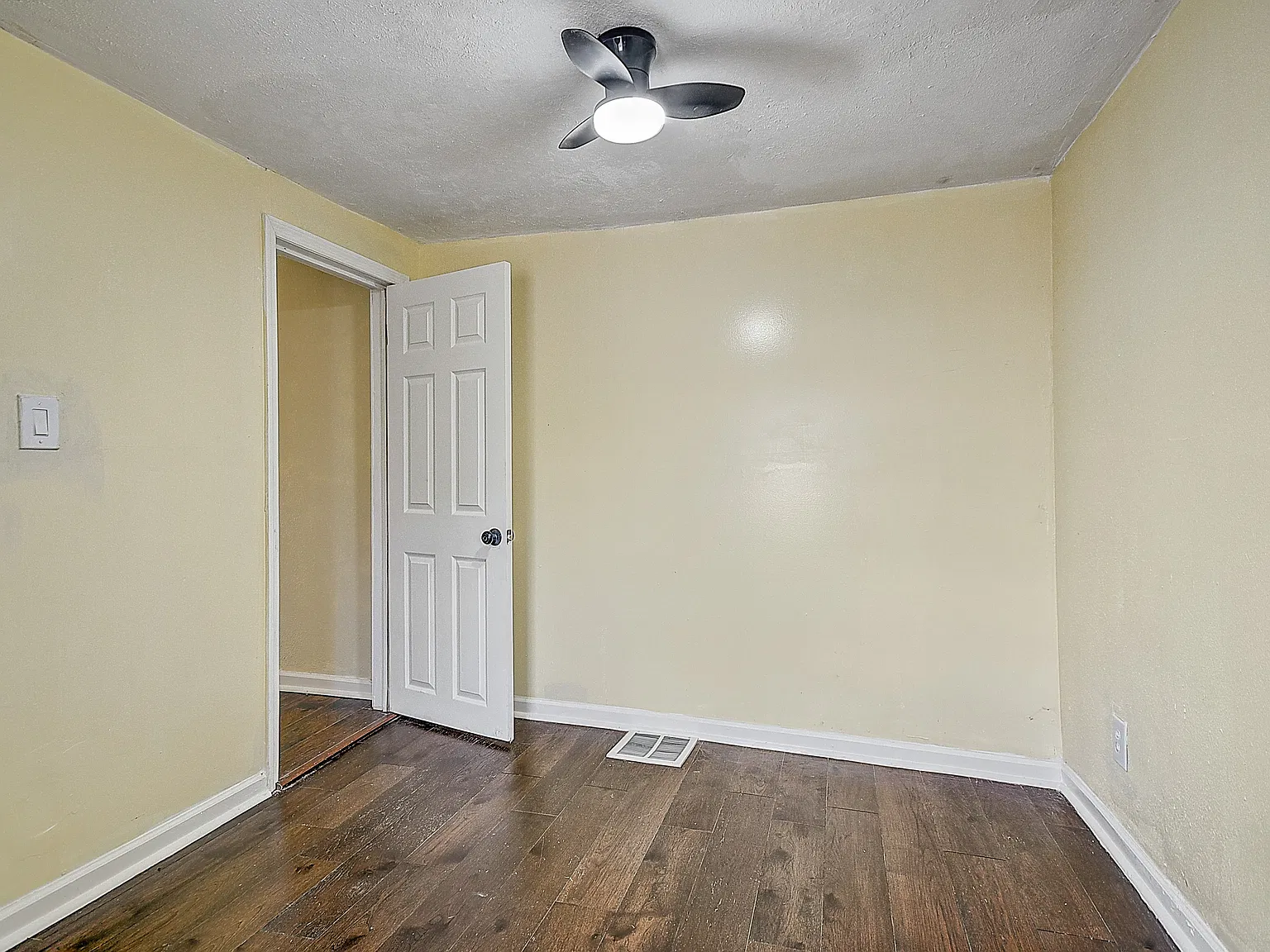 3 bed, 1080 sqft, $1,800 — Photo 2