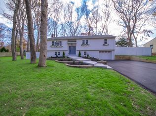 22 Bow Run, Saunderstown, RI 02874