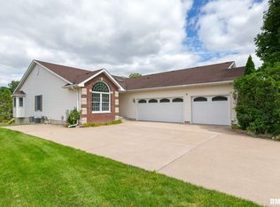 4220 E 58th St, Davenport, IA 52807