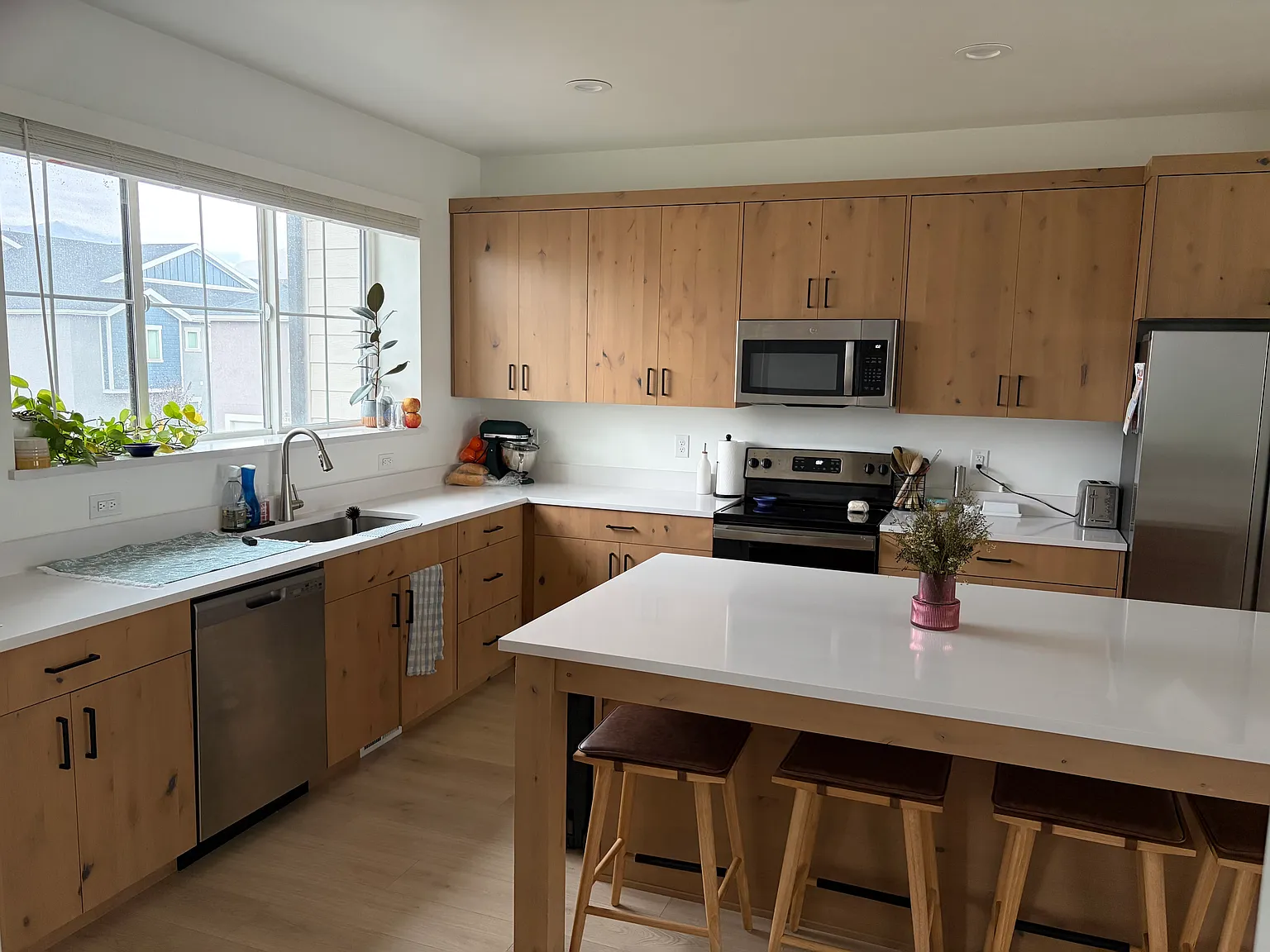 4 bed, 2220 sqft, $2,399 — Photo 1