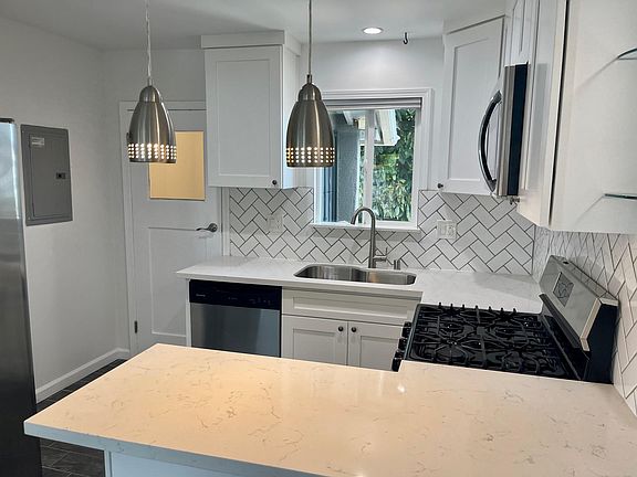 4th image of 3843 1/2 Revere Ave #1/2