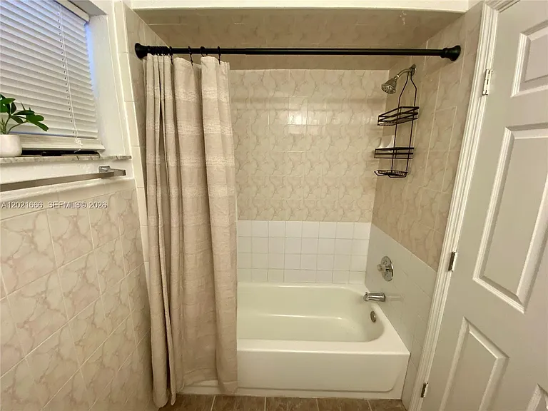 1112 N 61st Ter #B — Photo 9