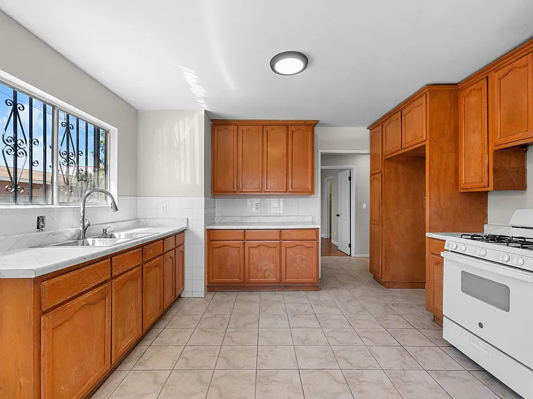 207 E Flora St #207 — Photo 16