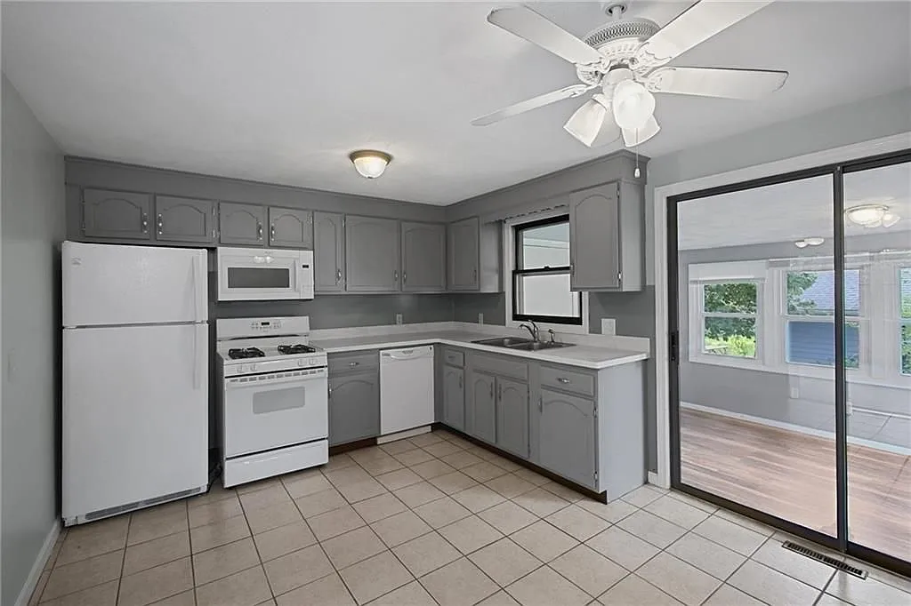 2 bed, 1.0 bath, 981 sqft, $1,900 — Photo 2