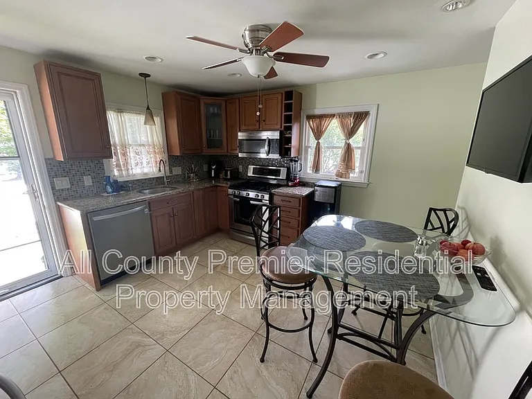 130 Hazel Ave — Photo 2