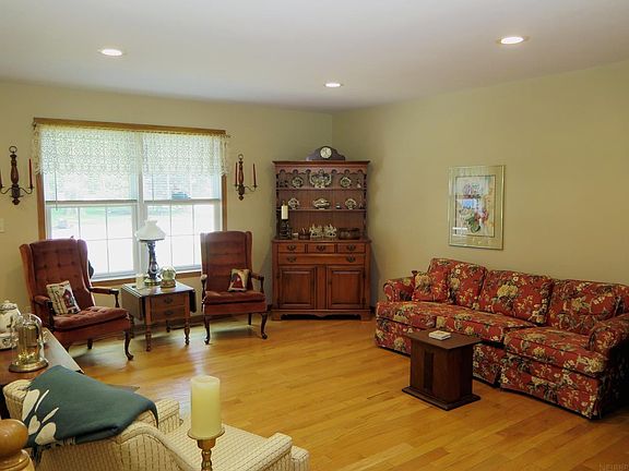 3rd image of 103 Sunset Dr