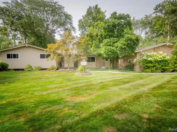 35944 W Lyman Rd, Farmington Hills, MI 48331