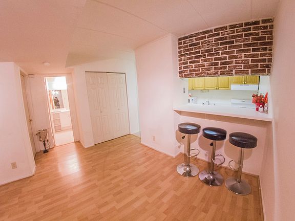 4th image of 2617 Huntington Ave #42