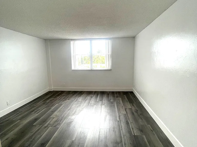 2450 NE 135th St #209 — Photo 17