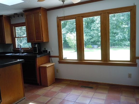 5th image of 410 Daniel Dr