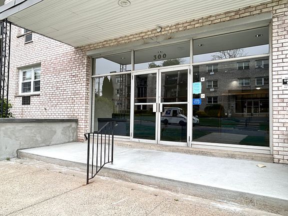 3rd image of 300 Meadowside Rd APT 202