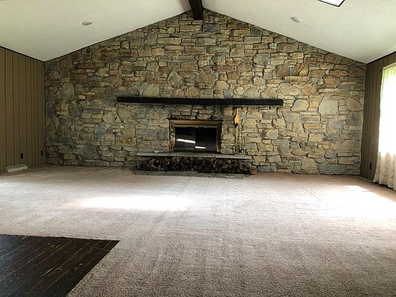 Great room w/vaulted ceiling