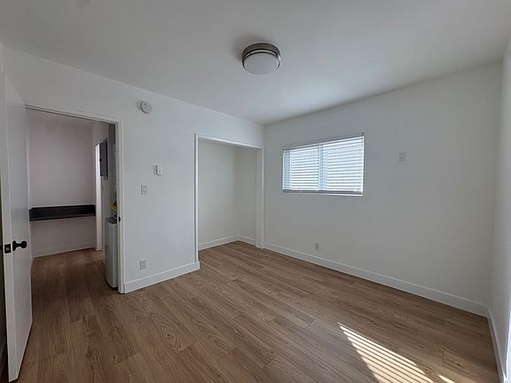 4th image of 942 S Burlington Ave APT 1