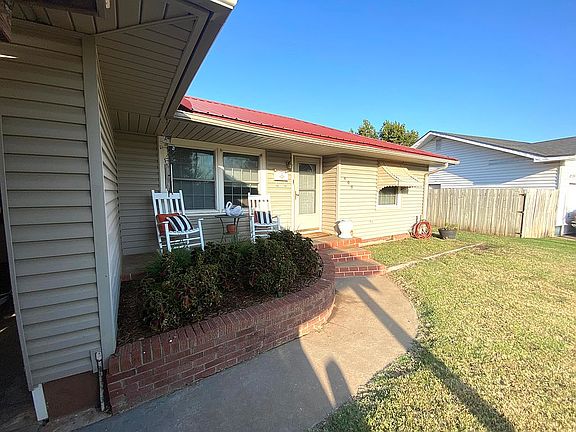 2nd image of 409 S Longview Dr
