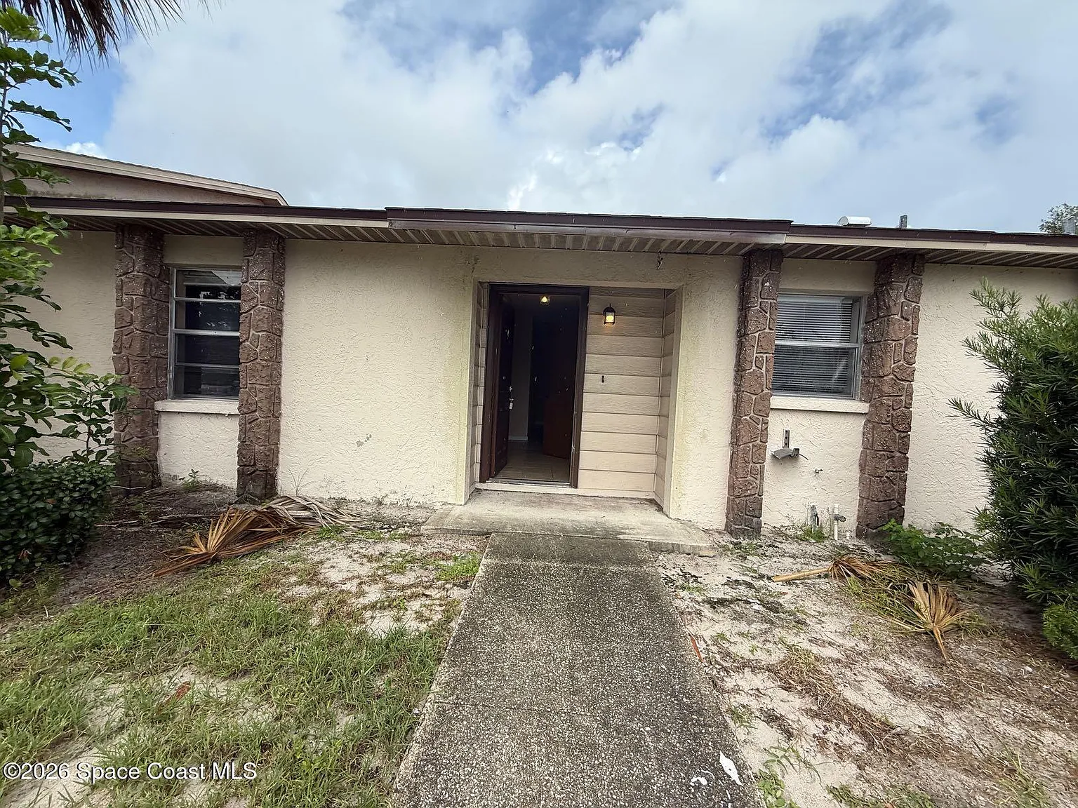 2 bed, 1.0 bath, 888 sqft, $1,225 — Photo 1