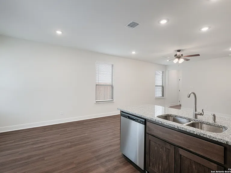 2507 Lynwood Bnd — Photo 10
