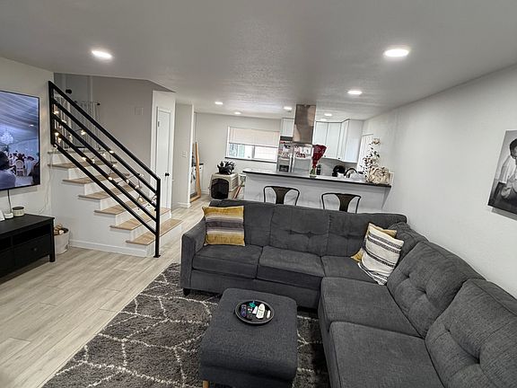 3rd image of 1015 Harmon Pl