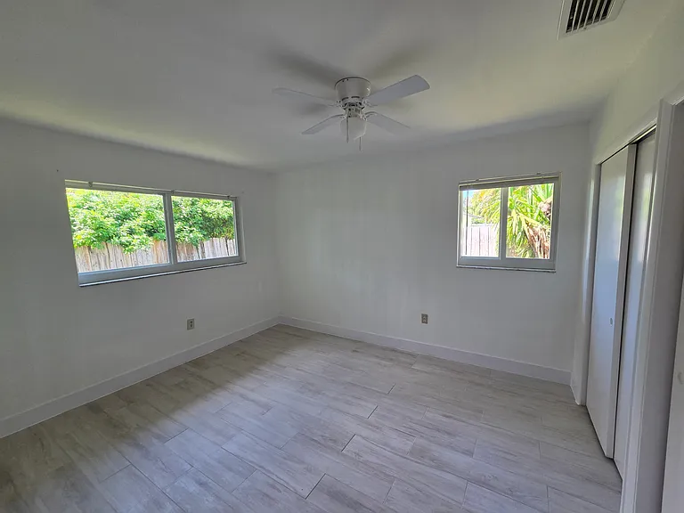 239 W Riverside Dr — Photo 10