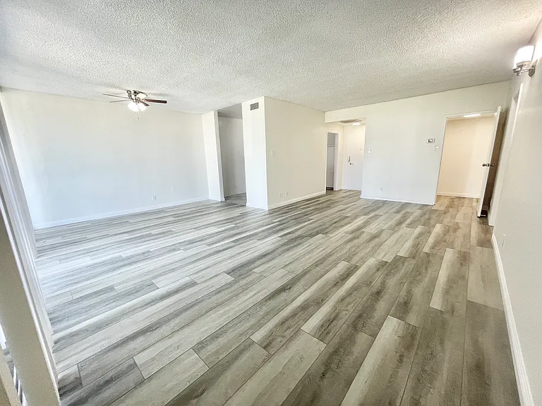 Occidental Towers Apartments — Photo 183
