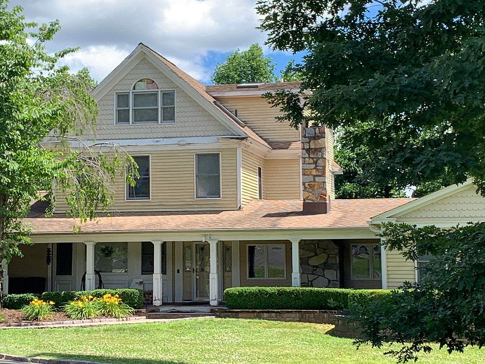 2nd image of 3010 Huntington Rd