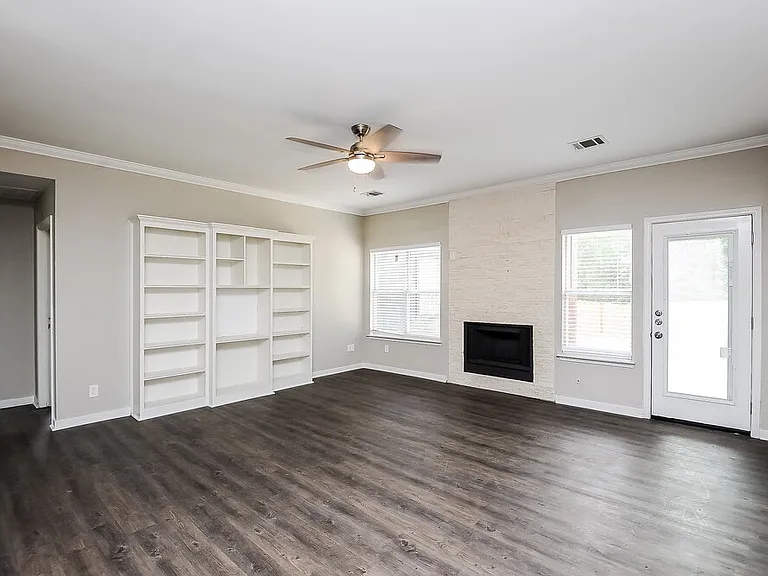 611 Inglewood Ct — Photo 3