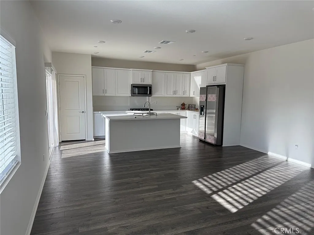 4 bed, 2.5 bath, 1812 sqft, $3,500 — Photo 1